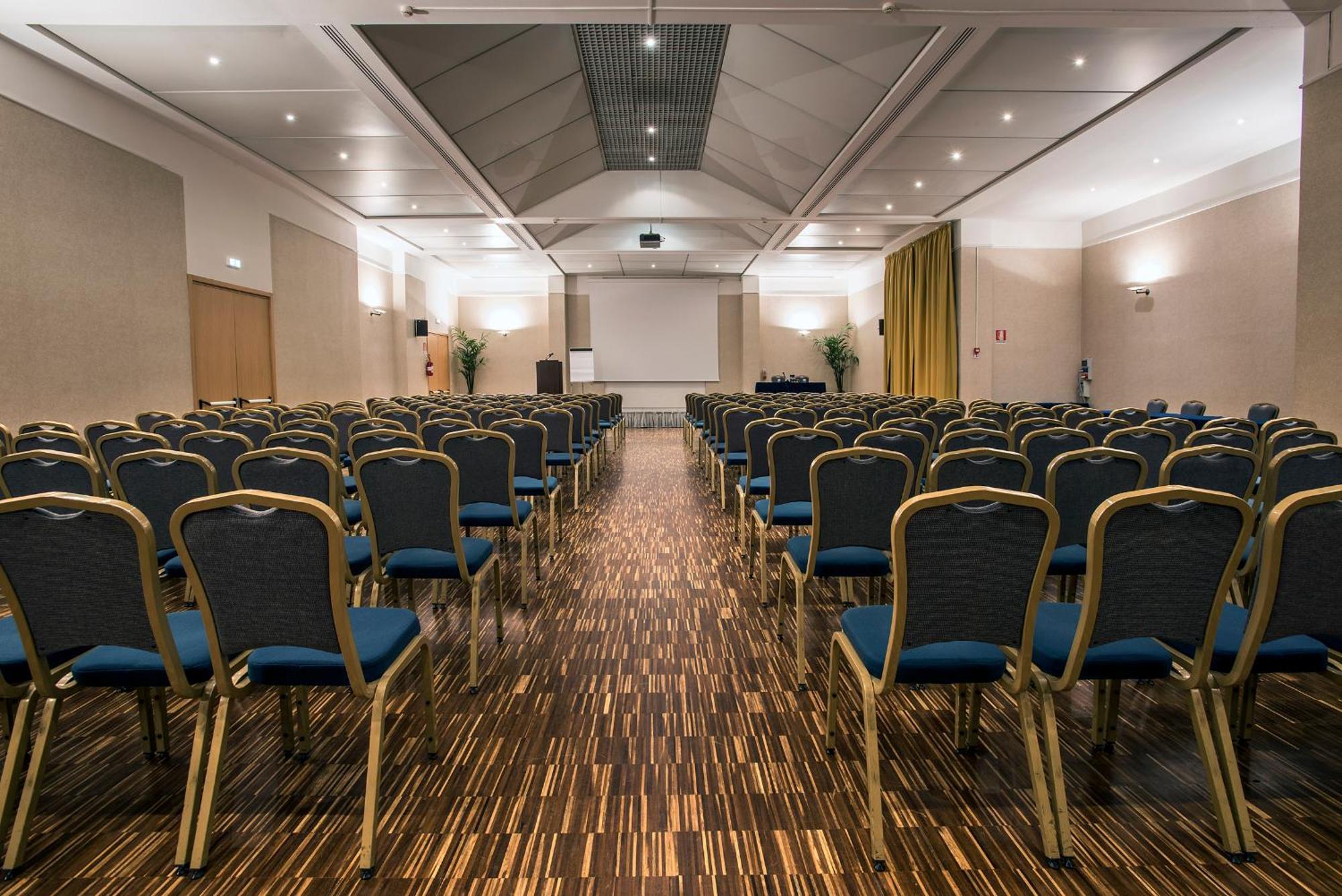 Flyon Hotel & Conference Center — Fotos 1